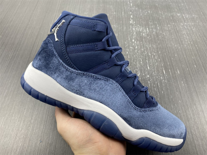 Air Jordan 11 WMNS “Midnight Navy” AR0715-441